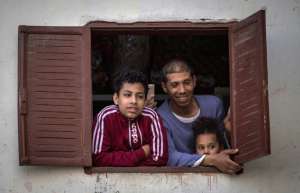 مغاربة يراقبون من منازلهم دوريات لعناصر أمن في حي في الرباط