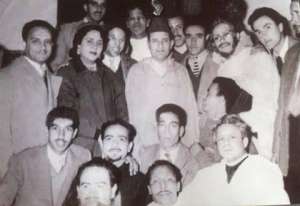 خديجة جمال مع الملك الراحل محمد الخامس وممثلين آخرين