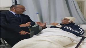 وزير الثقافة السابق الأعرج في زيارة للعمراني بالمستشفى 