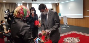 عبد النباوي يوزع الهدايا على المكرمات