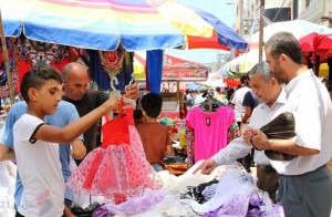 العيد يحيي نشاط تجارة الملابس الجاهزة